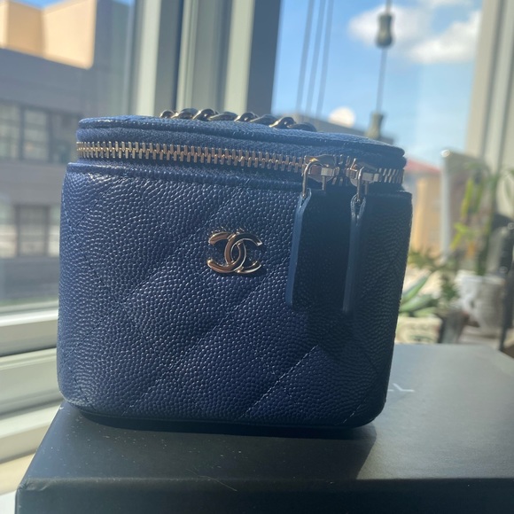 Chanel Caviar Quilted Mini Vanity Case With Chain Navy Blue - Picture 2 of 9